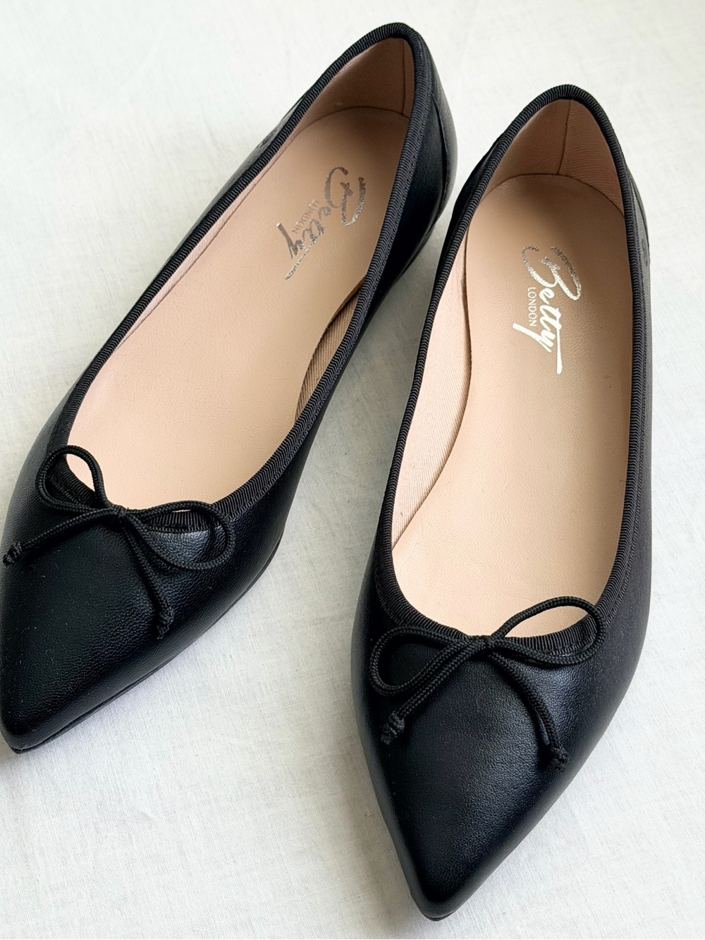BETTY LONDON Size 7 Black Leather Ballet Flat with Decorative Bow